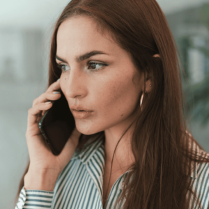 Chica hablando por teléfono
