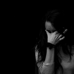 chica llorando con la mano en los ojos